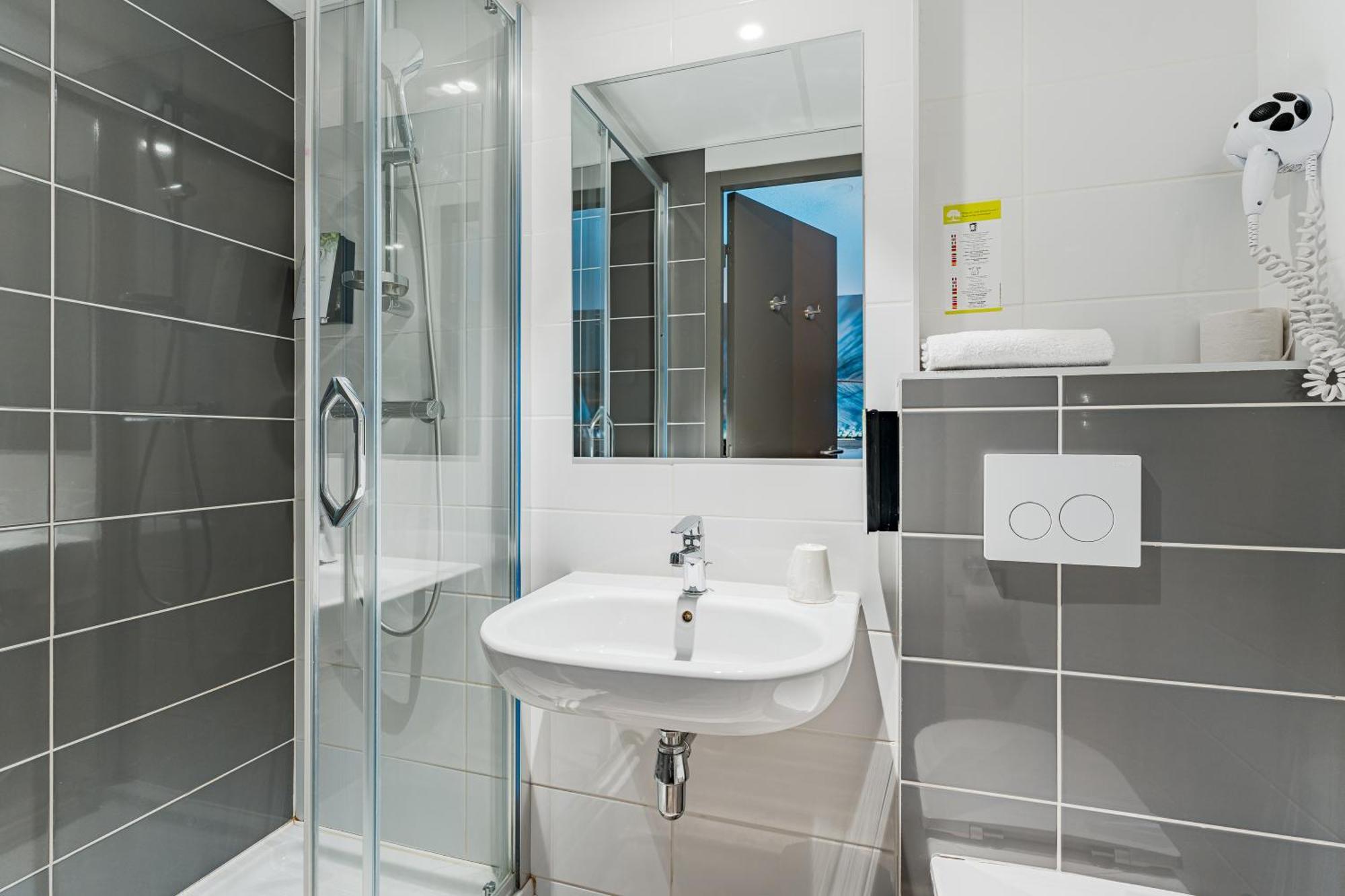 Kyriad Direct Tours Sud - Chambray Les Tours Zewnętrze zdjęcie