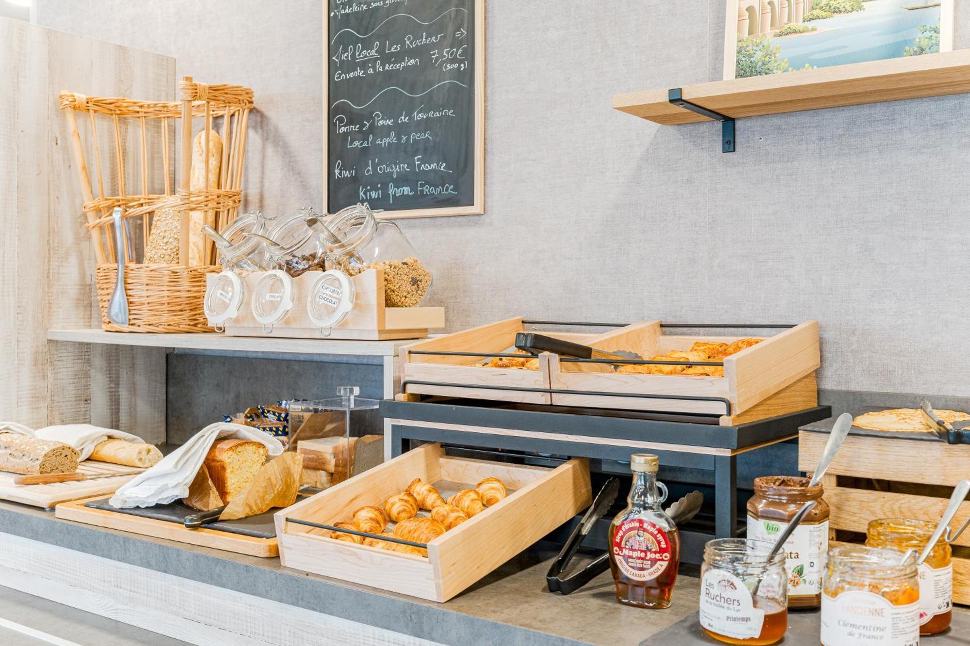Kyriad Direct Tours Sud - Chambray Les Tours Zewnętrze zdjęcie