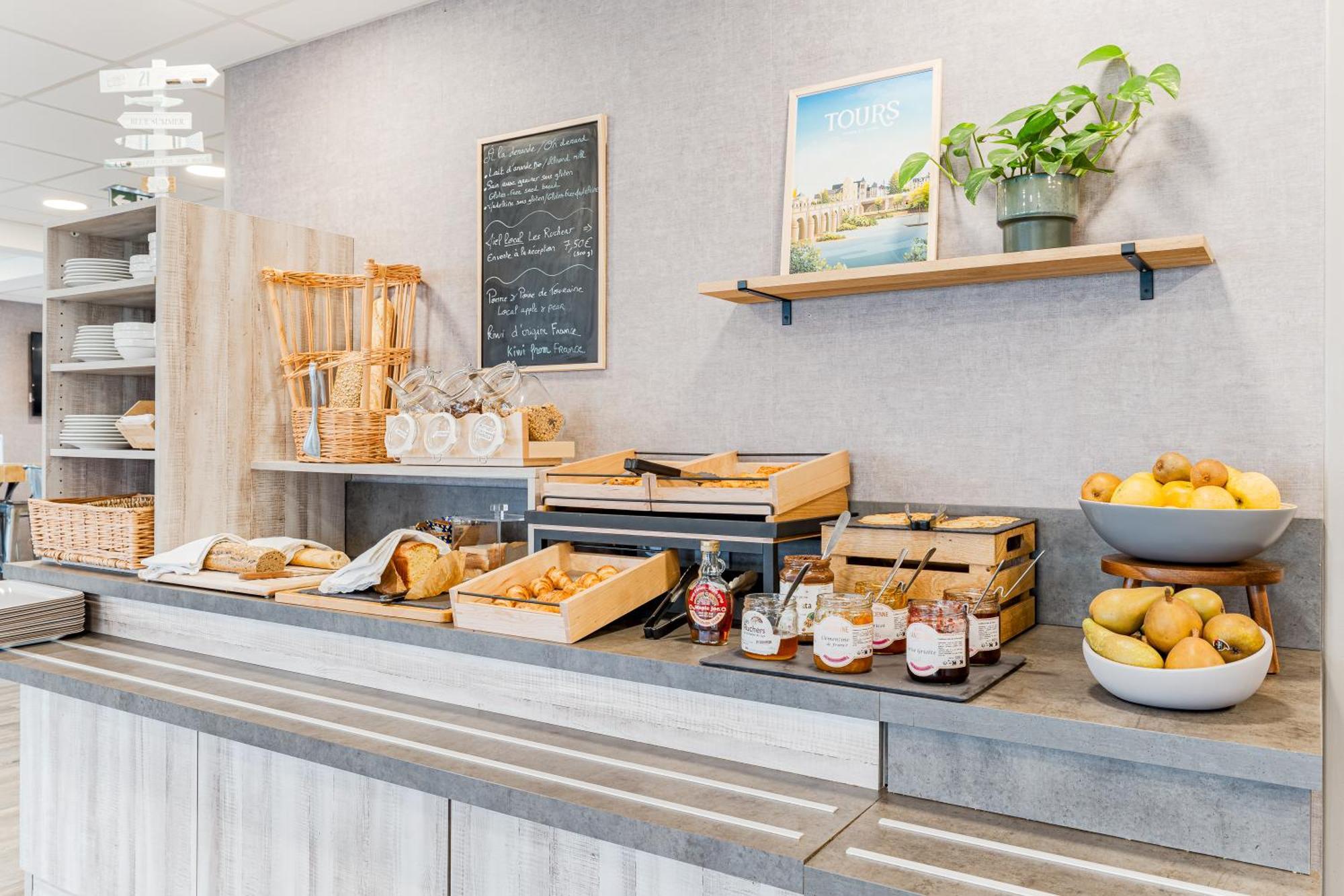 Kyriad Direct Tours Sud - Chambray Les Tours Zewnętrze zdjęcie